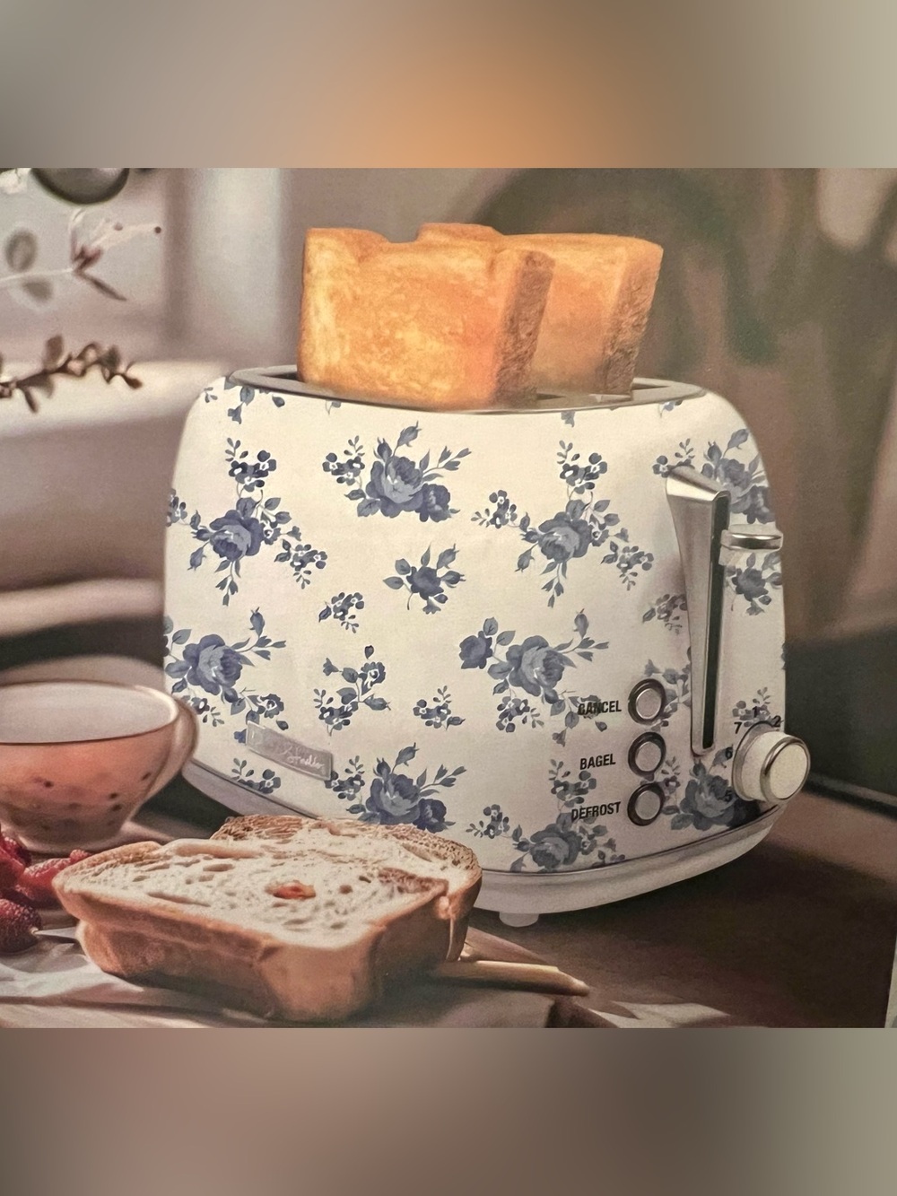 NEW DwellStudio  2 Slice Toaster Blue Hydrangea Pattern 825 Watt.